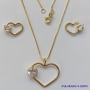 CONJUNTO FOLHEADO A OURO - BANHADO COM 5 MILÉSIMOS + VERNIZ DIAMOND - (CJA802) CONJUNTO COM CORRENTE VENEZIANA 45CM E PINGENTES CORAÇÕES VAZADOS COM ZIRCÔNIAS 22X28MM - FECHO REDONDO - OURO197