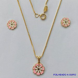 CONJUNTO FOLHEADO A OURO - BANHADO COM 5 MILÉSIMOS + VERNIZ DIAMOND - (CJI167) CONJUNTO COM CORRENTE VENEZIANA 45CM E PINGENTES FLOR ROSA 11MM - FECHO REDONDO - OURO198