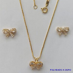 CONJUNTO FOLHEADO A OURO - BANHADO COM 5 MILÉSIMOS + VERNIZ DIAMOND - (CJA791) CONJUNTO COM CORRENTE VENEZIANA 45CM E PINGENTES GRAVATINHA CRAVEJADO EM MICROS ZIRCÔNIAS 9X12MM - FECHO REDONDO - OURO200