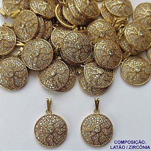 PINGENTE NO BRUTO PRONTO PARA O BANHO(CX68) - PINGENTE MANDALA REDONDA CRAVEJADA EM MICROS ZIRCÔNIAS - COMPOSIÇÃO: LATÃO / ZIRCÔNIA - TAMANHO 18MM - PESO TOTAL 3,5GR - BRU13421