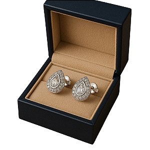 BRINCO FOLHEADO A PRATA(CX63) - BRINCO DE PINO FORMATO GOTA CRAVEJADO EM MICROS ZIRCÔNIAS 11X14MM - PRA002