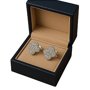 BRINCO FOLHEADO A PRATA (CX63)- BRINCO DE PINO TREVO TIPO VAN CLEFF CRAVEJADO EM MICROS ZIRCÔNIAS 15MM  - PRA003