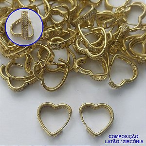 BRINCO NO BRUTO PRONTO PARA O BANHO - (CX67) BRINCO ARGOLA CORAÇÃO CRAVEJADO EM MICROS ZIRCÔNIAS 4X17MM - PESO TOTAL 3,1GR - BRU13426