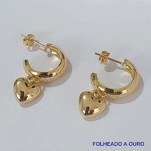 BRINCO FOLHEADO A OURO - BANHADO COM 5 MILÉSIMOS + VERNIZ DIAMOND - (BA721D) BRINCO DE ARGOLA COM PINGENTE CORAÇÃO 17MM - OURO204