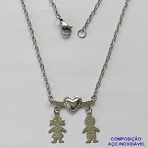 GARGANTILHA EM AÇO INOXIDÁVEL(CX70) - (AÇO12) GARGANTILHA CORRENTE 45CM COM PINGENTE CANGA COM MENINO E MENINA 20X24MM - COMPOSIÇÃO: AÇO INOXIDÁVEL - AÇO1312