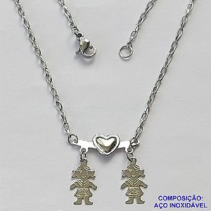 GARGANTILHA EM AÇO INOXIDÁVEL - (AÇO12) GARGANTILHA CORRENTE 45CM COM PINGENTE CANGA COM DUAS MENINAS 20X24MM - COMPOSIÇÃO: AÇO INOXIDÁVEL - PESO TOTAL 2,5GR - AÇO1313