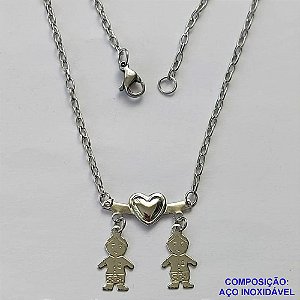 GARGANTILHA EM AÇO INOXIDÁVEL(CX70) - (AÇO12) GARGANTILHA CORRENTE 45CM COM PINGENTE CANGA COM DOIS MENINOS 20X24MM - COMPOSIÇÃO: AÇO INOXIDÁVEL - AÇO1314