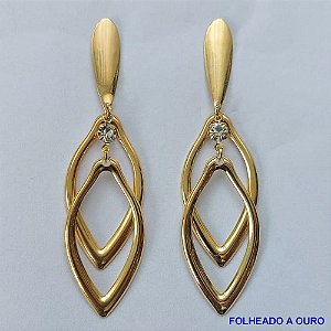 BRINCO FOLHEADO A OURO - BANHADO COM 5 MILÉSIMOS + VERNIZ DIAMOND - BRINCO DE PINO COM FOLHAS VAZADAS E PEDRA EM ZIRCÔNIA 17X75MM - OURO210