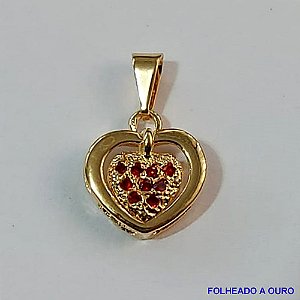 PINGENTE FOLHEADO A OURO - BANHADO COM 5 MILÉSIMOS + VERNIZ DIAMOND - PINGENTE CORAÇÃO DUPLO CRAVEJADO EM MICROS ZIRCÔNIAS VERMELHAS 13MM - OURO214