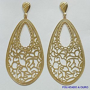 BRINCO FOLHEADO A OURO - BANHADO COM 5 MILÉSIMOS + VERNIZ DIAMOND - BRINCO DE PINO COM PINGENTE FOLHA VAZADAS 39X71MM - OURO217