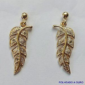BRINCO FOLHEADO A OURO - BANHADO COM 5 MILÉSIMOS + VERNIZ DIAMOND - BRINCO DE PINO COM PINGENTE FOLHA COM ZIRCÔNIAS CRISTAIS 12X36MM - OURO218