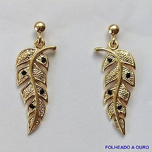 BRINCO FOLHEADO A OURO - BANHADO COM 5 MILÉSIMOS + VERNIZ DIAMOND - BRINCO DE PINO COM PINGENTE FOLHA COM ZIRCÔNIAS NEGRAS 12X36MM - OURO219