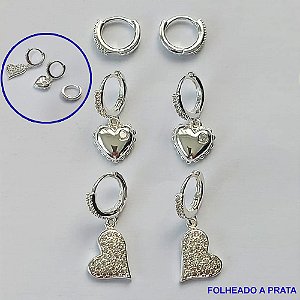 BRINCO FOLHEADO A PRATA(CX72) - BRINCO DE TRIO ARGOLA COM CORAÇÕES CRAVEJADOS EM MICROS ZIRCÔNIAS - PRA013