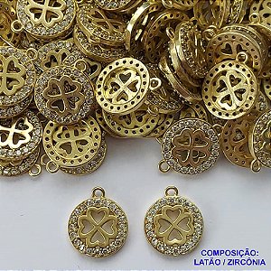 PINGENTE NO BRUTO PRONTO PARA O BANHO(CX80) - PINGENTE REDONDO VAZADO TREVO DE QUATRO FOLHAS CRAVEJADO EM MICROS ZIRCÔNIAS 10MM - COMPOSIÇÃO: LATÃO / ZIRCÔNIA - PESO TOTAL 0,6GR - BRU13491