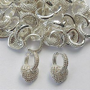 BRINCO FOLHEADO A PRATA(CX77) - BRINCO ARGOLA DE PRESSÃO E CORAÇÃO CRAVEJADO EM MICROS ZIRCÔNIAS 13MM - PRA015