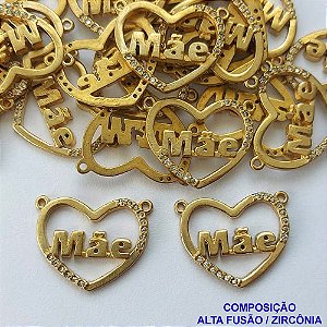 PINGENTE NO BRUTO PRONTO PARA O BANHO(CX86) - PINGENTE CORAÇÃO VAZADO PALAVRA MÃE CRAVEJADA EM MICROS ZIRCÔNIAS 18X23MM COM DUAS ARGOLINHAS - COMPOSIÇÃO ALTA FUSÃO / ZIRCÔNIA - PESO  1,8GR - BRU13548
