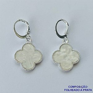 BRINCO FOLHEADO A PRATA COM 50 MILÉSIMOS + VERNIZ DIAMOND - BRINCO ARGOLA DE PRESSÃO VAN CLEFF MADRE PÉROLA 15MM PRA041