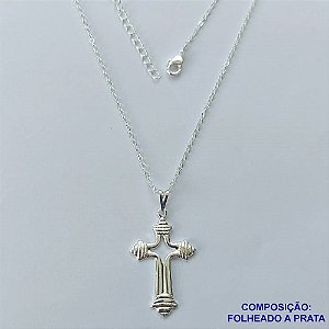 GARGANTILHA FOLHEADO A PRATA COM 50 MILÉSIMOS + VERNIZ DIAMOND - GARGANTILHA CORRENTE CADEADO 45CM COM PINGENTE CRUCIFIXO 19X32MM PRA050