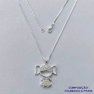 GARGANTILHA FOLHEADA A PRATA COM 50 MILÉSIMOS + VERNIZ DIAMOND - GARGANTILHA CORRENTE VENEZIANA 45CM PINGENTE MENINA COM MICRO ZIRCÔNIAS CRISTAL 24X26MM E FECHO LAGOSTA PRA078