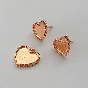 CONJUNTO NO BRUTO PRONTO PARA O BANHO (CRIS)(CX158) -CONJUNTO CORAÇÃO 14MM COM BRINCO DE PINO CORAÇÃO 11MM COMPOSIÇÃO ZAMAC (COM BANHO DE COBRE ) - PESO TOTAL 3.4GR - BRU13626