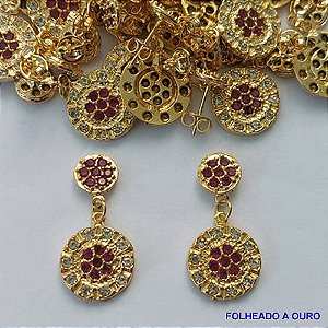 BRINCO FOLHEADO A OURO - BANHADO COM 5 MILÉSIMOS + VERNIZ DIAMOND -  BRINCO DE PINO COM BASE E PINGENTE CRAVEJADOS COM MICROS ZIRCÔNIAS CRISTAIS E VERMELHAS 14X29MM - OURO230