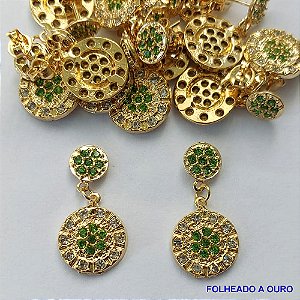 BRINCO FOLHEADO A OURO - BANHADO COM 5 MILÉSIMOS + VERNIZ DIAMOND -  BRINCO DE PINO COM BASE E PINGENTE CRAVEJADOS COM MICROS ZIRCÔNIAS CRISTAIS E VERDES 14X29MM - OURO231
