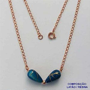 GARGANTILHA NO BRUTO PRONTO PARA O BANHO(CX100) - CORRENTE IMPORTADA 45CM - PINGENTES PEDRA AZUIS COM DETALHES EM DOURADO EM RESINAS 7X15MM - PESO TOTAL 2,5GR - BRU13780