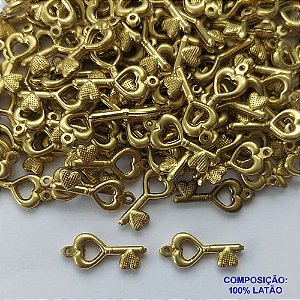 ACESSÓRIO NO BRUTO PRONTO PARA O BANHO(CX115) - (E1664) PINGENTE CHAVE DUPLA 18MM - PESO TOTAL 0,5GR - COMPOSIÇÃO: 100% LATÃO - BRU0002913