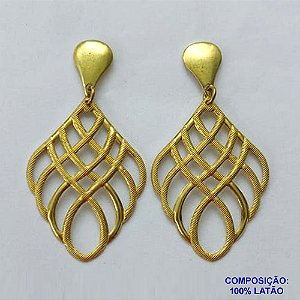 BRINCO NO BRUTO PRONTO PARA O BANHO - (CX98) BRINCO DE PINO COM DETALHES VAZADOS - TAMANHO: 25X35MM - PESO 2,4GR - COMPOSIÇÃO: 100% LATÃO - BRU13831