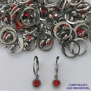 BRINCO EM AÇO INOXIDÁVEL(CX100) - BRINCO ARGOLA DE PRESSÃO COM PINGENTE SOLITÁRIO EM ZIRCÔNIA VERMELHA 6MM - COMPOSIÇÃO: AÇO INOXIDÁVEL - AÇO1596