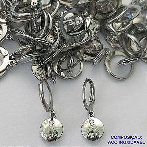 BRINCO EM AÇO INOXIDÁVEL(E1384)(CX99) - BRINCO ARGOLA DE PRESSÃO COM PINGENTE NOSSA SENHORA APARECIDA 7MM - COMPOSIÇÃO: AÇO INOXIDÁVEL - AÇO1600