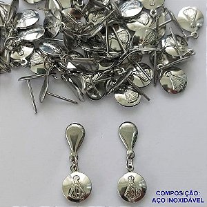 BRINCO EM AÇO INOXIDÁVEL(E1384)(CX99) - BRINCO DE PINO  COM PINGENTE NOSSA SENHORA APARECIDA 7MM - COMPOSIÇÃO: AÇO INOXIDÁVEL - AÇO1605