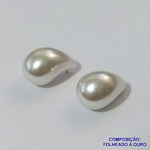 BRINCO FOLHEADO A OURO(BRJ3531) - BANHADO COM 5 MILÉSIMOS + VERNIZ DIAMOND -  BRINCO DE PINO FORMATO GOTA EM PÉROLA 14MM - OURO239