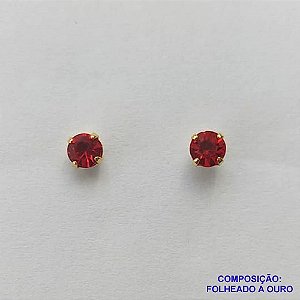 BRINCO FOLHEADO A OURO (BRD5520)- BANHADO COM 5 MILÉSIMOS + VERNIZ DIAMOND -  BRINCO DE PINO STRASS VERMELHO 3MM - OURO257