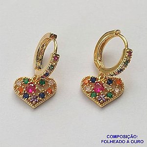 BRINCO FOLHEADO A OURO (ARGB620)- BANHADO COM 5 MILÉSIMOS + VERNIZ DIAMOND -  BRINCO DE ARGOLA COM CORAÇÃO TODO CRAVEJADO DE MICRO ZIRCÔNIAS COLORIDAS 12MM - OURO259