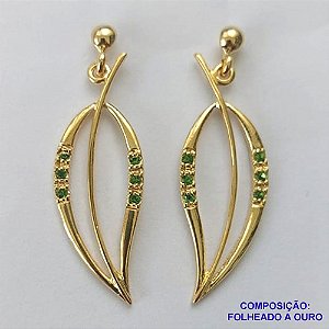 BRINCO FOLHEADO A OURO - BANHADO COM 5 MILÉSIMOS + VERNIZ DIAMOND -  BRINCO DE PINO FORMATO FOLHA COM MICRO ZIRCÔNIAS VERDES 14MM - OURO267