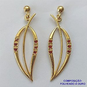 BRINCO FOLHEADO A OURO - BANHADO COM 5 MILÉSIMOS + VERNIZ DIAMOND -  BRINCO DE PINO FORMATO FOLHA COM MICRO ZIRCÔNIAS VERMELHAS 14MM - OURO269