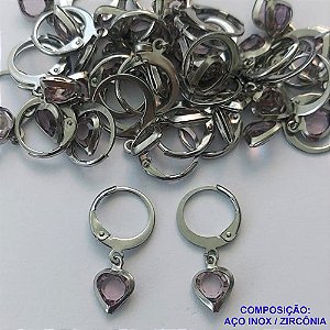 BRINCO EM AÇO INOXIDÁVEL(CX102) - BRINCOS ARGOLAS DE PRESSÃO COM PINGENTE EM ZIRCÔNIA CORAÇÃO LILÁS 7X8MM - COMPOSIÇÃO: AÇO INOXIDÁVEL - AÇO1735