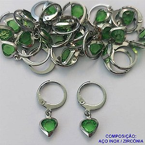 BRINCO EM AÇO INOXIDÁVEL (CX102)- BRINCOS ARGOLAS DE PRESSÃO COM PINGENTE EM ZIRCÔNIA CORAÇÃO VERDE 7X8MM - COMPOSIÇÃO: AÇO INOXIDÁVEL - AÇO1736