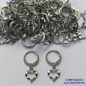 BRINCO EM AÇO INOXIDÁVEL(E1280) (CX102) - BRINCOS ARGOLAS DE PRESSÃO COM PINGENTE CORAÇÃO VAZADO 8MM - COMPOSIÇÃO: AÇO INOXIDÁVEL - AÇO1750