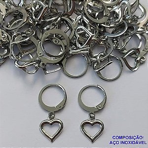 BRINCO EM AÇO INOXIDÁVEL (CX102) - BRINCOS ARGOLAS DE PRESSÃO COM PINGENTE CORAÇÃO VAZADO 8MM - COMPOSIÇÃO: AÇO INOXIDÁVEL - AÇO1748