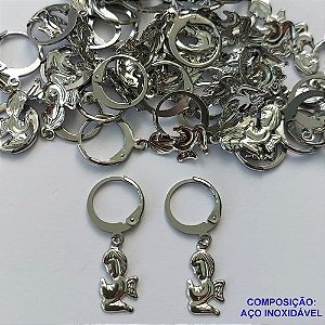 BRINCO EM AÇO INOXIDÁVEL (CX102) - BRINCOS ARGOLAS DE PRESSÃO COM PINGENTE ANJINHO 7MM - COMPOSIÇÃO: AÇO INOXIDÁVEL - AÇO1749