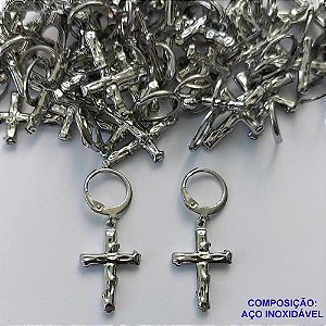 BRINCO EM AÇO INOXIDÁVEL (CX102)(E1339) - BRINCOS ARGOLAS DE PRESSÃO COM PINGENTE CRUCIFIXO 13MM - COMPOSIÇÃO: AÇO INOXIDÁVEL - AÇO1751