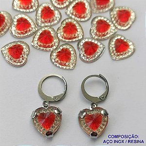 BRINCO EM AÇO INOXIDÁVEL (CX102) BRINCO ARGOLA DE PRESSÃO PINGENTE CORAÇÃO EM RESINA VERMELHO 10MM - COMPOSIÇÃO: AÇO INOXIDÁVEL - AÇO1766