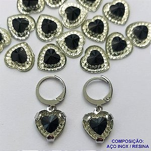 BRINCO EM AÇO INOXIDÁVEL (CX102) BRINCO ARGOLA DE PRESSÃO PINGENTE CORAÇÃO EM RESINA PRETO 10MM - COMPOSIÇÃO: AÇO INOXIDÁVEL - AÇO1768