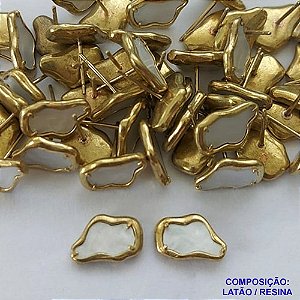 BRINCO NO BRUTO PRONTO PARA O BANHO(CX103) - BRINCO DE PINO TIPO VAN CLEEFF FORMATO NUVEM MADRE PÉROLA  8MM - PESO: 1,8GR - COMPOSIÇÃO LATÃO E RESINA - BRU14017