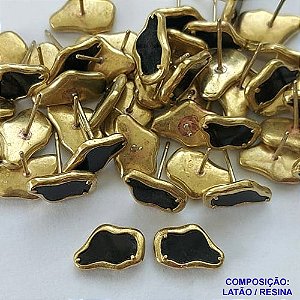 BRINCO NO BRUTO PRONTO PARA O BANHO(CX103) - BRINCO DE PINO TIPO VAN CLEEFF FORMATO NUVEM PRETA 8MM - PESO: 1,8GR - COMPOSIÇÃO LATÃO E RESINA - BRU14019