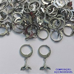 BRINCO EM AÇO INOXIDÁVEL(CX108) - BRINCO ARGOLINHA DE PRESSÃO COM PINGENTE RABO DE BALEIA 10MM - COMPOSIÇÃO: AÇO INOXIDÁVEL - AÇO1779
