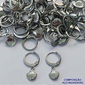 BRINCO EM AÇO INOXIDÁVEL (CX108)- BRINCO ARGOLINHA DE PRESSÃO COM PINGENTE CONCHA 7MM - COMPOSIÇÃO: AÇO INOXIDÁVEL - AÇO1781