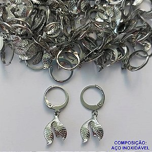 BRINCO EM AÇO INOXIDÁVEL(CX108) - BRINCO ARGOLINHA DE PRESSÃO COM PINGENTE FOLHAS 16MM - COMPOSIÇÃO: AÇO INOXIDÁVEL - AÇO1782